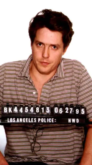 Hugh Grant tras ser detenido en 1995 Lo pillaron junto a la prostituta Divine Brown en un coche en Los Ángeles