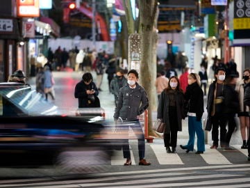 Personas en las calles de Japón con mascarilla por el coronavirus