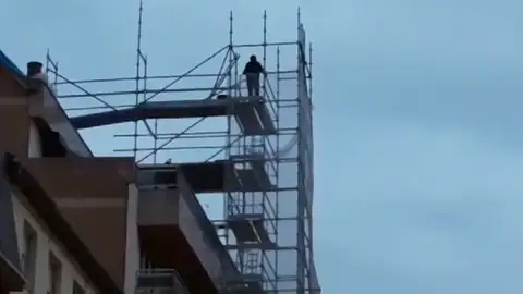 Un hombre amenaza con suicidarse en Álava si no le dejan ver a sus hijos Un hombre amenaza con suicidarse en Álava si no le dejan ver a sus hijos