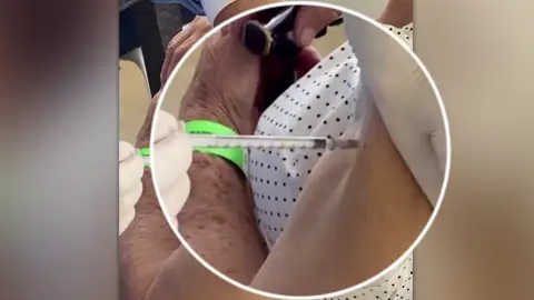 Momento en el que una enfermera vacuna a una mujer contra el coronavirus Momento en el que una enfermera vacuna a una mujer contra el coronavirus