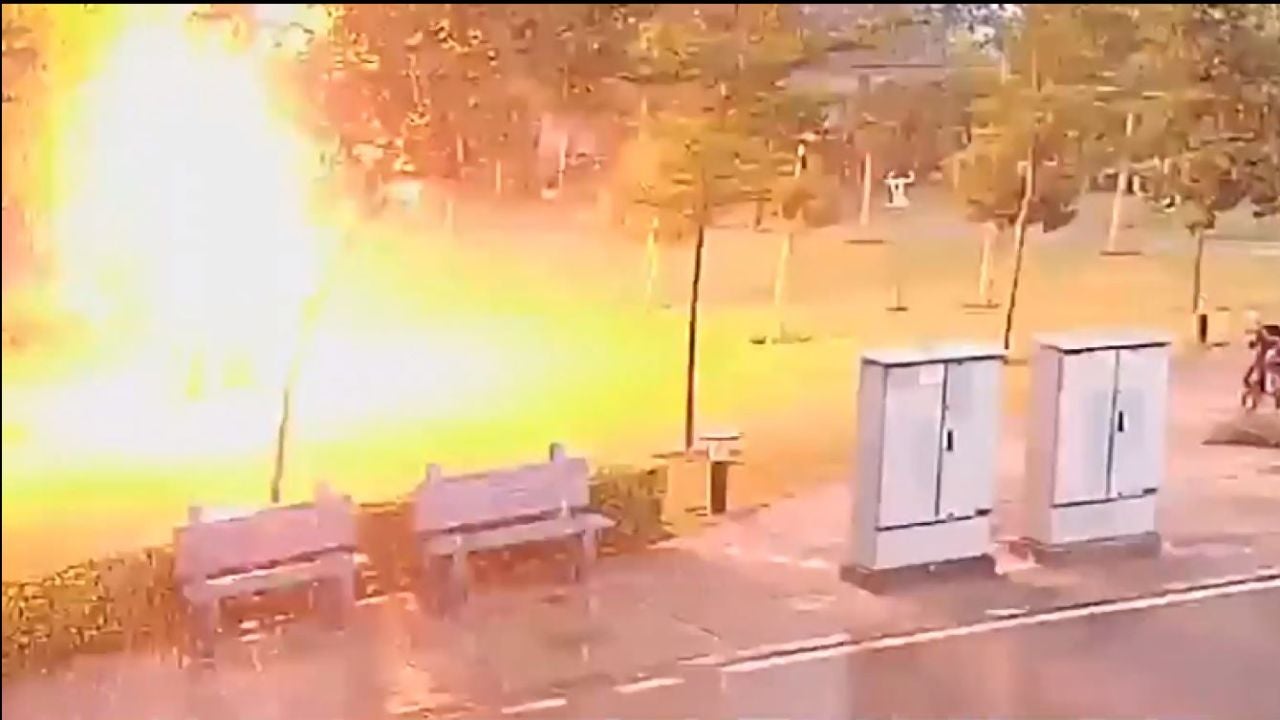 The harsh photos of how lightning strikes four people, completely falling down