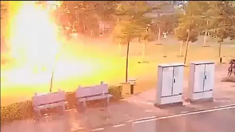 Las duras imágenes de cómo un rayo cae sobre 4 personas, que caen totalmente fulminadas Las duras imágenes de cómo un rayo cae sobre 4 personas, que caen totalmente fulminadas
