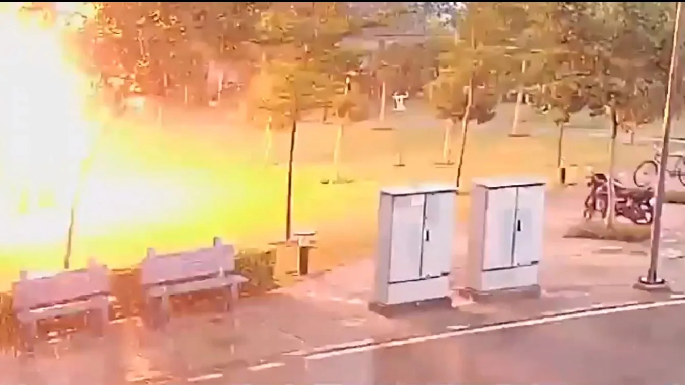 Las duras imágenes de cómo un rayo cae sobre 4 personas, que caen totalmente fulminadas Las duras imágenes de cómo un rayo cae sobre 4 personas, que caen totalmente fulminadas