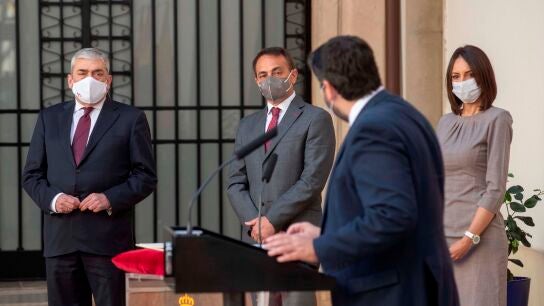 Los 3 diputados de Ciudadanos que se negaron a apoyar la moci&oacute;n de censura en Murcia toman posesi&oacute;n