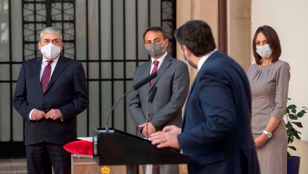 Los 3 diputados de Ciudadanos que se negaron a apoyar la moción de censura en Murcia toman posesión