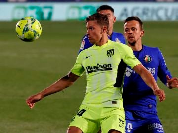 Marcos Llorente controla un balón en el partido contra el Getafe