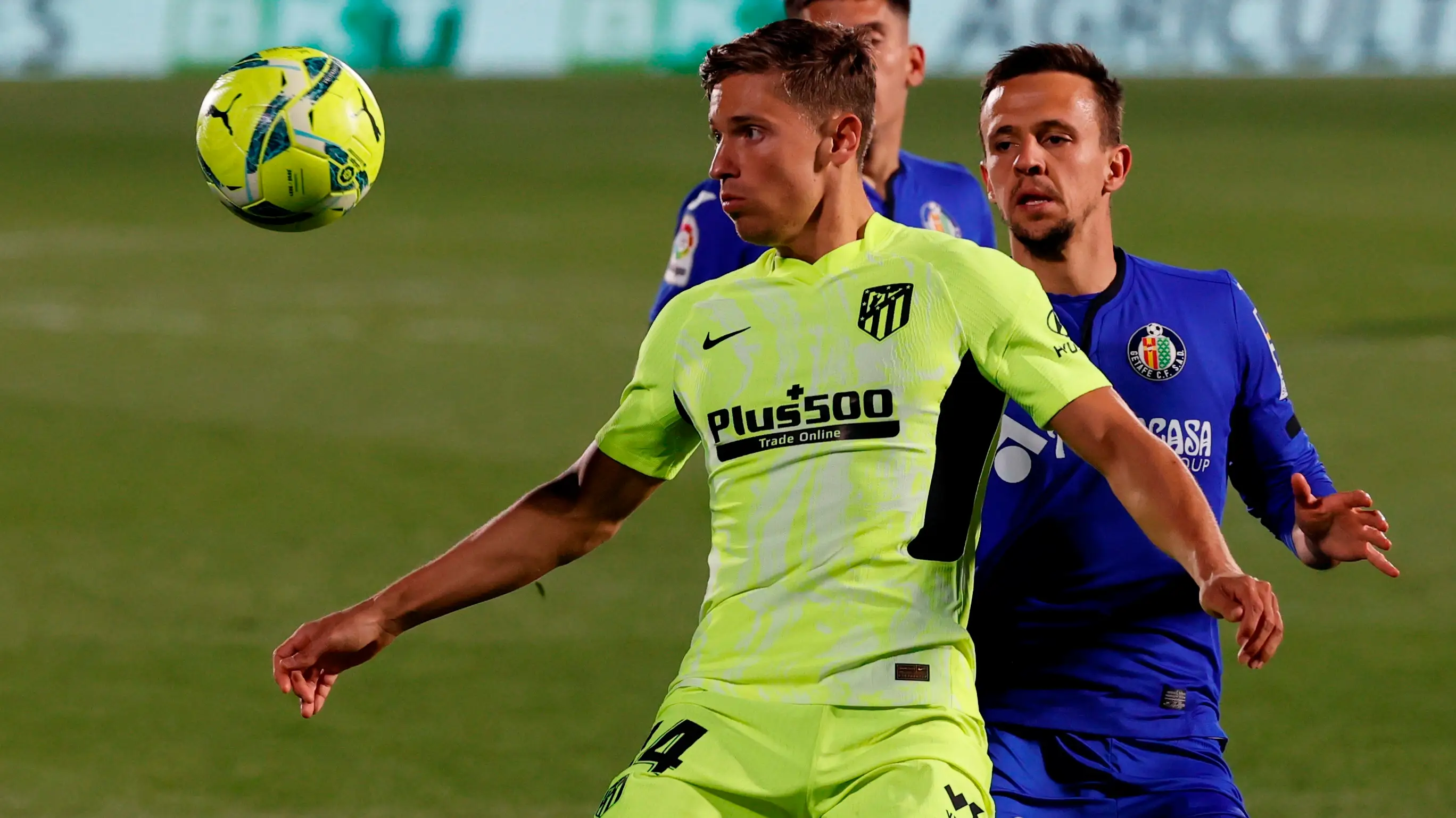 Marcos Llorente controla un bal&oacute;n en el partido contra el Getafe