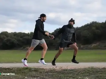 Unos runners cruzan España por relevos en 9 días en el aniversario de la pandemia de coronavirus Unos runners cruzan España por relevos en 9 días en el aniversario de la pandemia de coronavirus