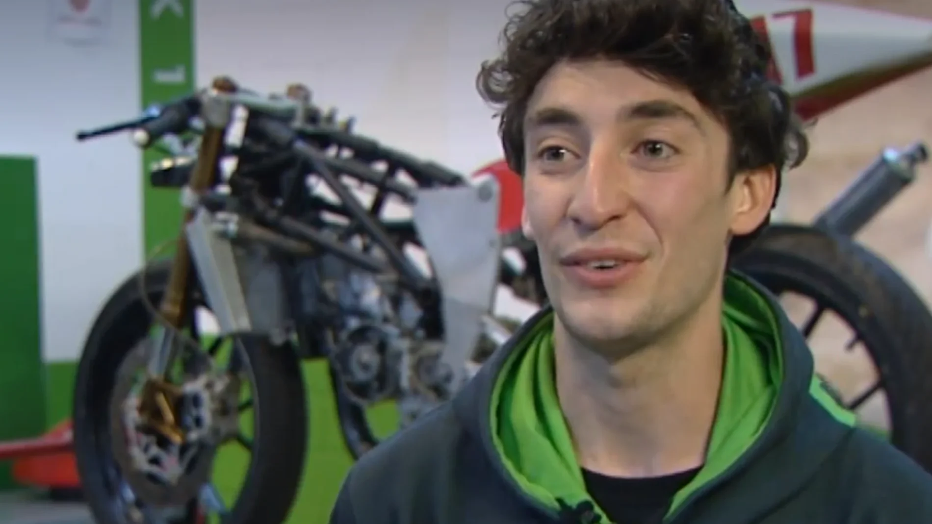 Carlos Alegre consigue una beca y un trabajo en un concesionario de motos Carlos Alegre consigue una beca y un trabajo en un concesionario de motos