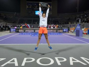 Sara Sorribes celebra el primer título WTA de su carrera