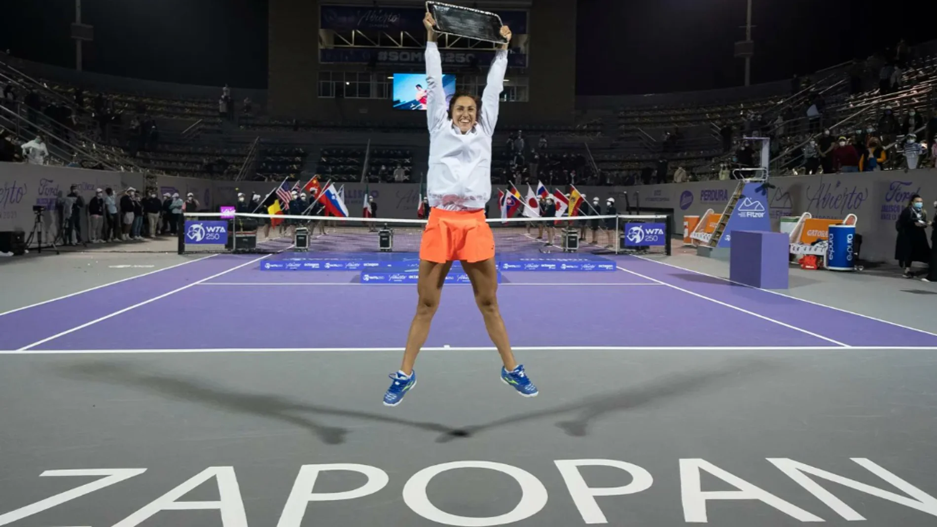 Sara Sorribes celebra el primer título WTA de su carrera Sara Sorribes celebra el primer título WTA de su carrera