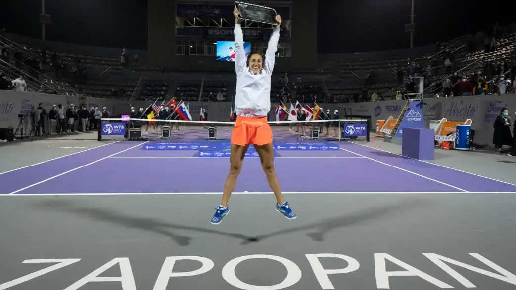 Sara Sorribes celebra el primer título WTA de su carrera Sara Sorribes celebra el primer título WTA de su carrera