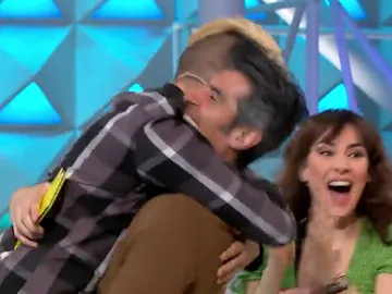 Un concursante abraza a Jorge Fernández en 'La ruleta de la suerte' Un concursante abraza a Jorge Fernández en 'La ruleta de la suerte'