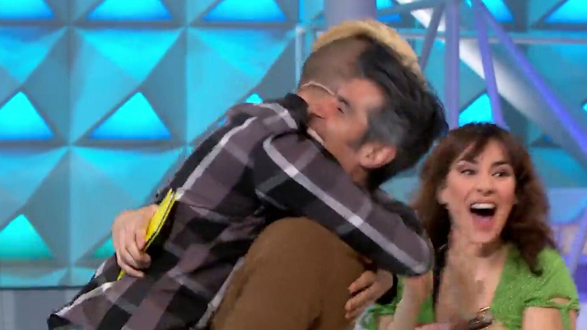 Un concursante abraza a Jorge Fern&aacute;ndez en 'La ruleta de la suerte'