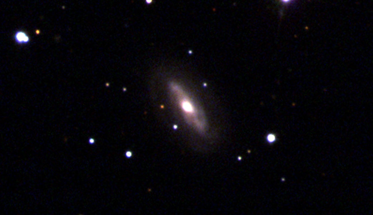 agujero negro supermasivo en movimiento en una galaxia agujero negro supermasivo en movimiento en una galaxia