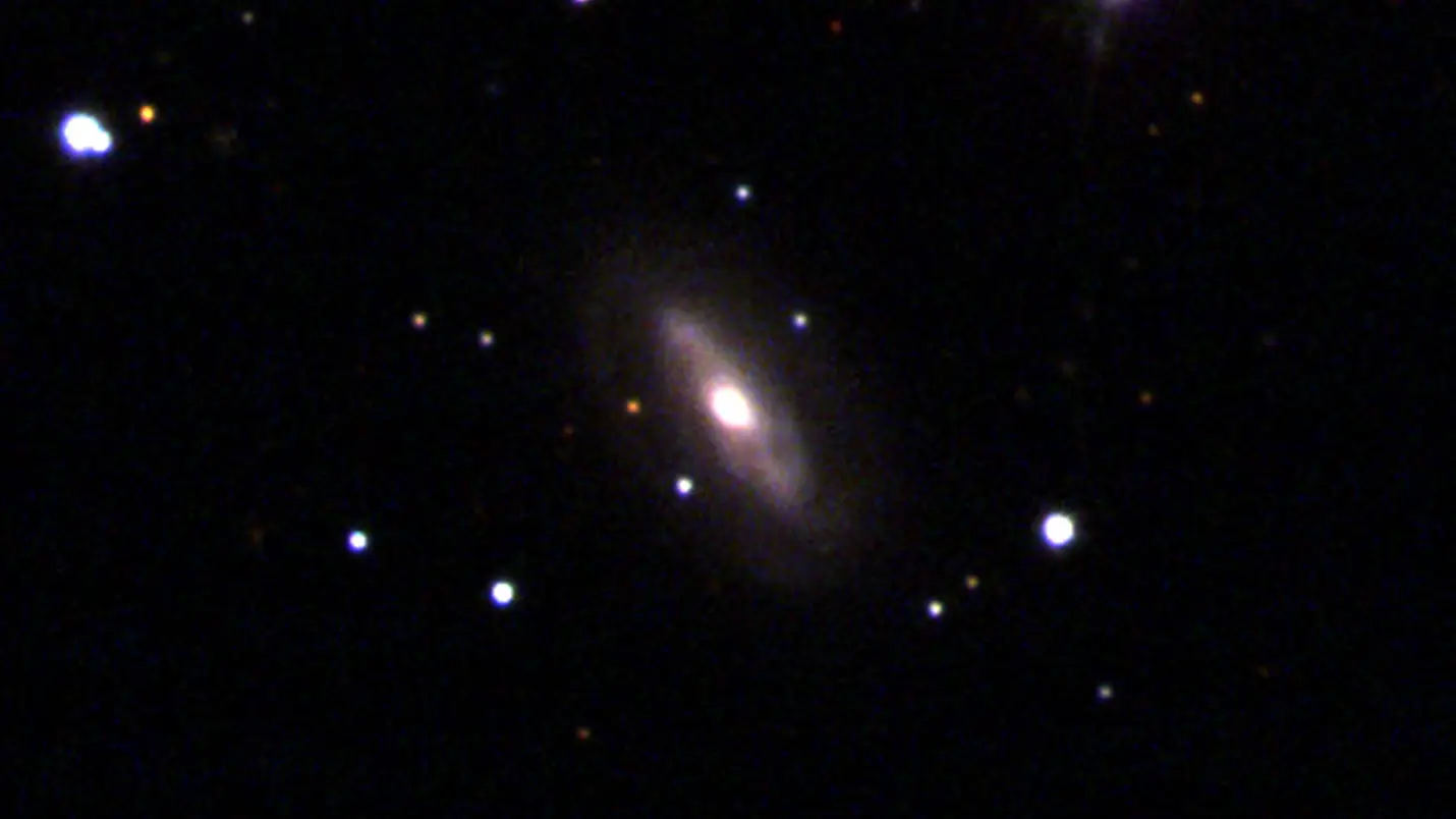 agujero negro supermasivo en movimiento en una galaxia 