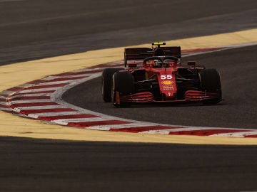 Carlos Sáinz saldrá octavo en su estreno con Ferrari y Alonso noveno en su vuelta a la Fórmula 1 en el Gran Premio de Bahréin