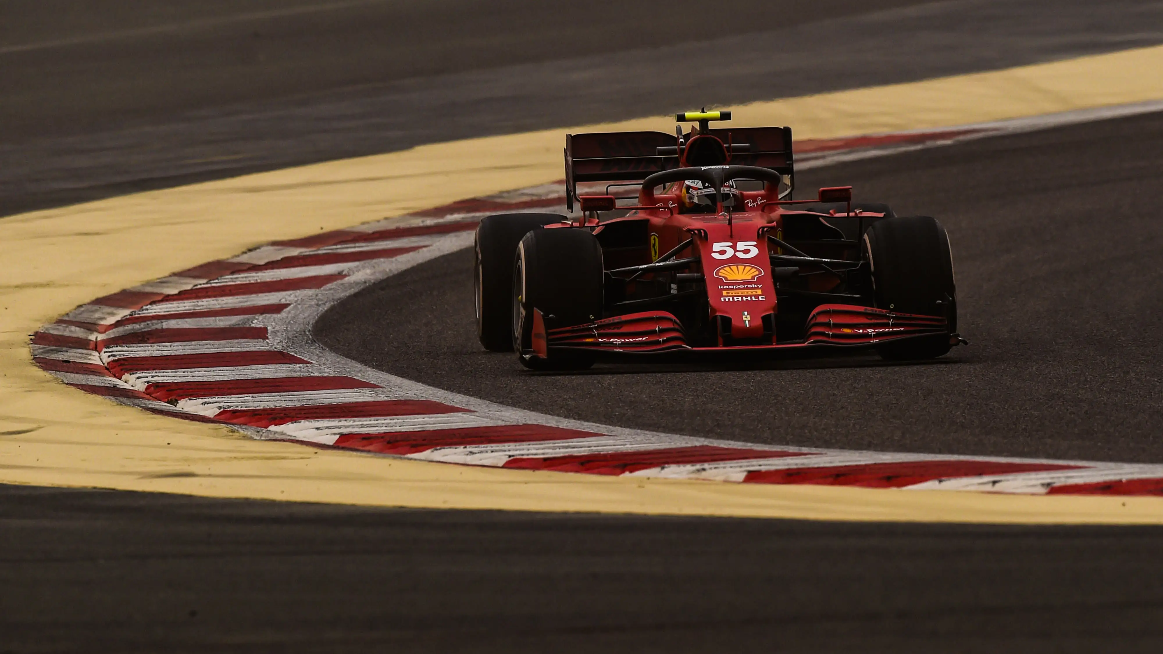 Carlos S&aacute;inz saldr&aacute; octavo en su estreno con Ferrari y Alonso noveno en su vuelta a la F&oacute;rmula 1 en el Gran Premio de Bahr&eacute;in