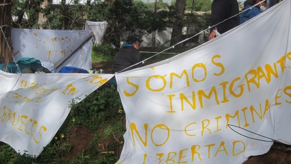 Pancartas de inmigrantes en el campamento Las Raíces de Tenerife Pancartas de inmigrantes en el campamento Las Raíces de Tenerife