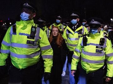 Imagen de agentes llevándose detenida a una joven que participaba en la vigila por el asesinato de Sarah Everard