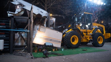 Prensado extremo: Marron aplasta una caravana con la fuerza de una excavadora