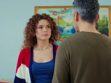 Sirin provoca a Sarp para que abra la caja nombrando a Arif Sirin provoca a Sarp para que abra la caja nombrando a Arif