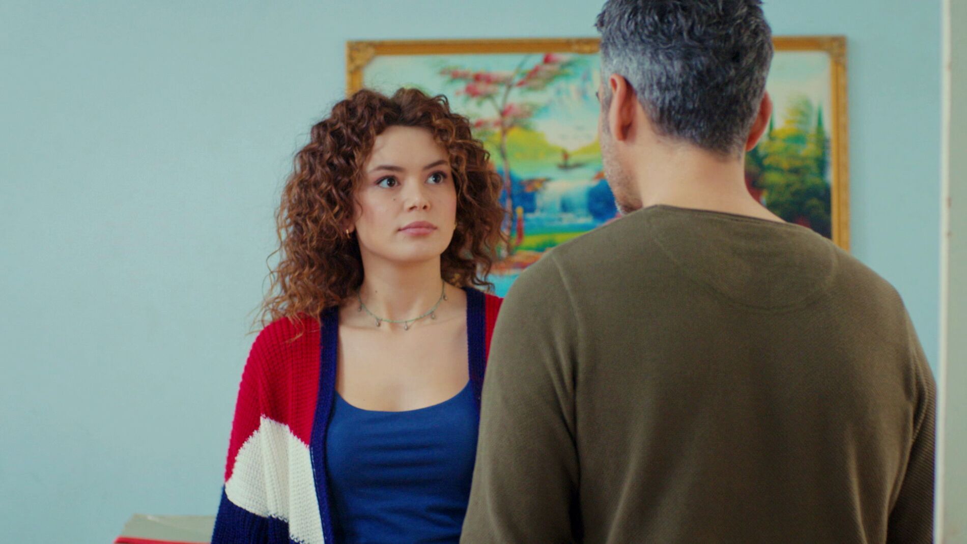 Sirin provoca a Sarp para que abra la caja nombrando a Arif