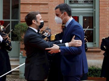 El presidente francés, Emmanuel Macron (i), recibe al presidente español, Pedro Sánchez (d), en la Prefectura de Tarn-et-Garonne, en la localidad francesa de Montauban