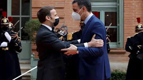 El presidente francés, Emmanuel Macron (i), recibe al presidente español, Pedro Sánchez (d), en la Prefectura de Tarn-et-Garonne, en la localidad francesa de Montauban El presidente francés, Emmanuel Macron (i), recibe al presidente español, Pedro Sánchez (d), en la Prefectura de Tarn-et-Garonne, en la localidad francesa de Montauban