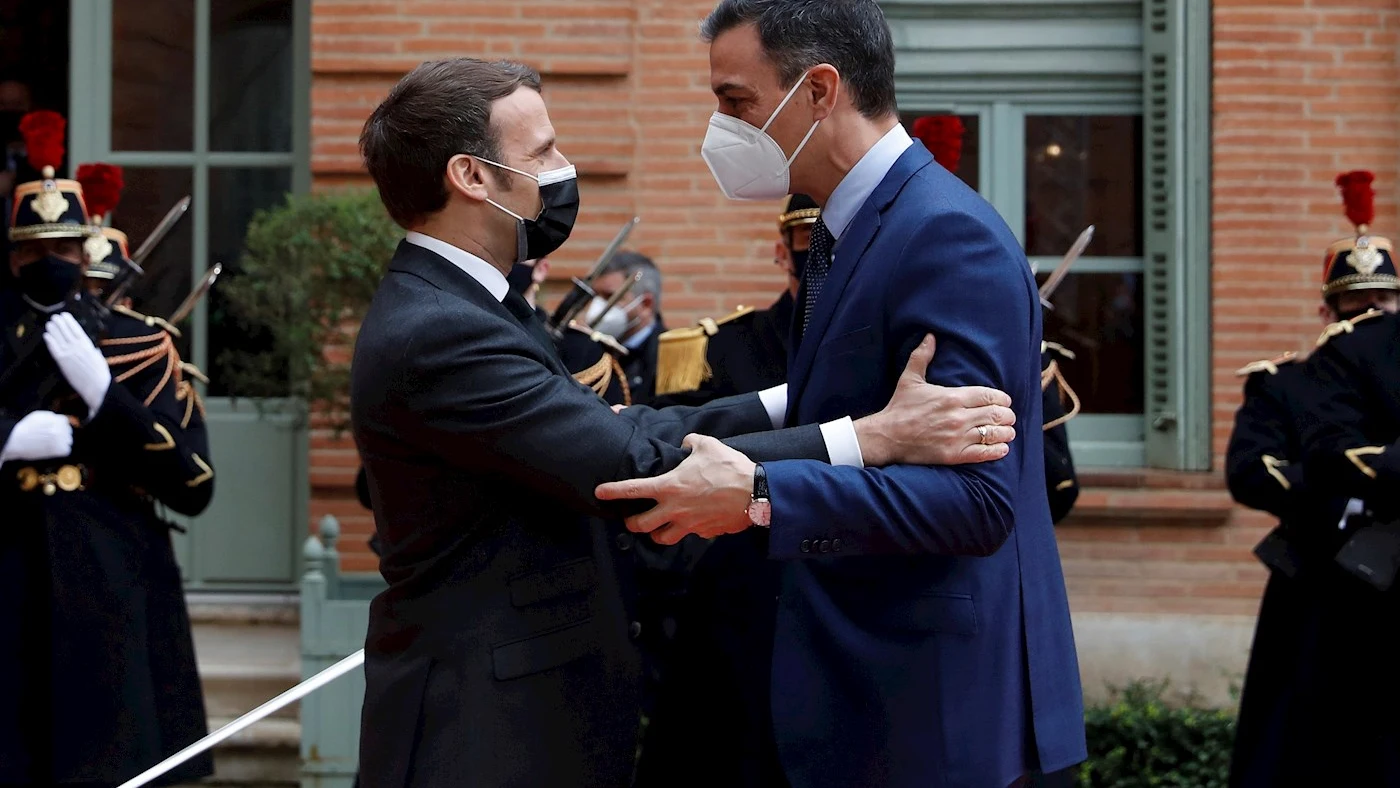El presidente francés, Emmanuel Macron (i), recibe al presidente español, Pedro Sánchez (d), en la Prefectura de Tarn-et-Garonne, en la localidad francesa de Montauban El presidente francés, Emmanuel Macron (i), recibe al presidente español, Pedro Sánchez (d), en la Prefectura de Tarn-et-Garonne, en la localidad francesa de Montauban