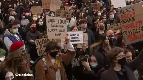 Indignación en Reino Unido por la actuación policial en la vigilia por la muerte de una joven asesinada por un agente de Scotland Yard Indignación en Reino Unido por la actuación policial en la vigilia por la muerte de una joven asesinada por un agente de Scotland Yard