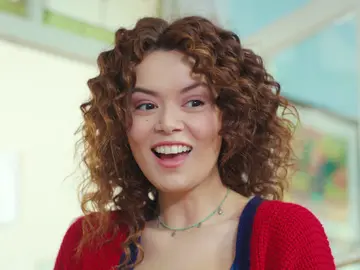 Nisan revela a Sirin lo que cree que hay dentro de la caja para Bahar Nisan revela a Sirin lo que cree que hay dentro de la caja para Bahar