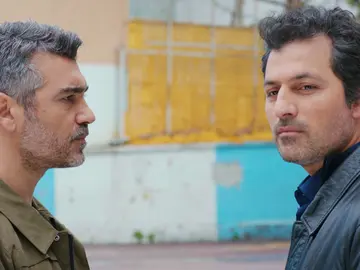 Arif y Sarp se enfrentan al ir a buscar a Nisan y a Doruk al colegio Arif y Sarp se enfrentan al ir a buscar a Nisan y a Doruk al colegio