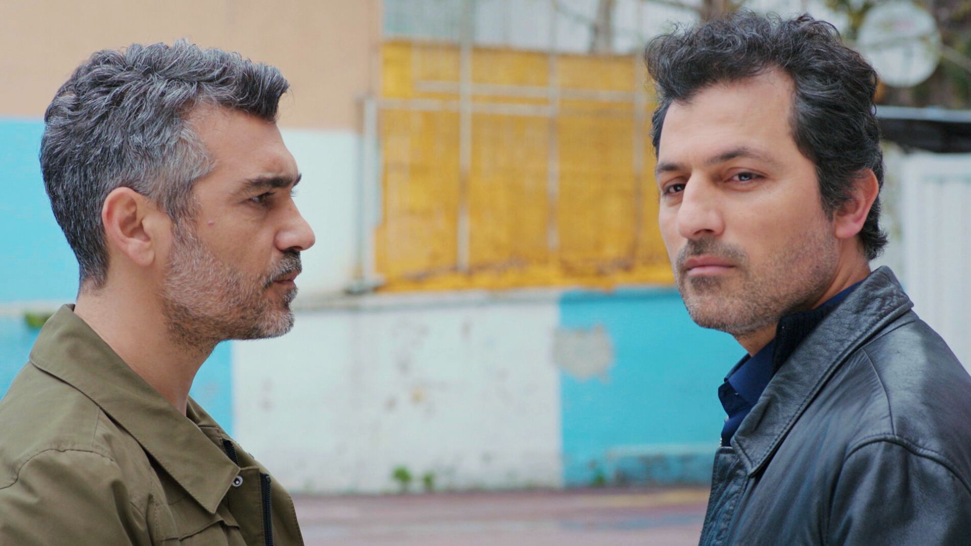 Arif y Sarp se enfrentan al ir a buscar a Nisan y a Doruk al colegio