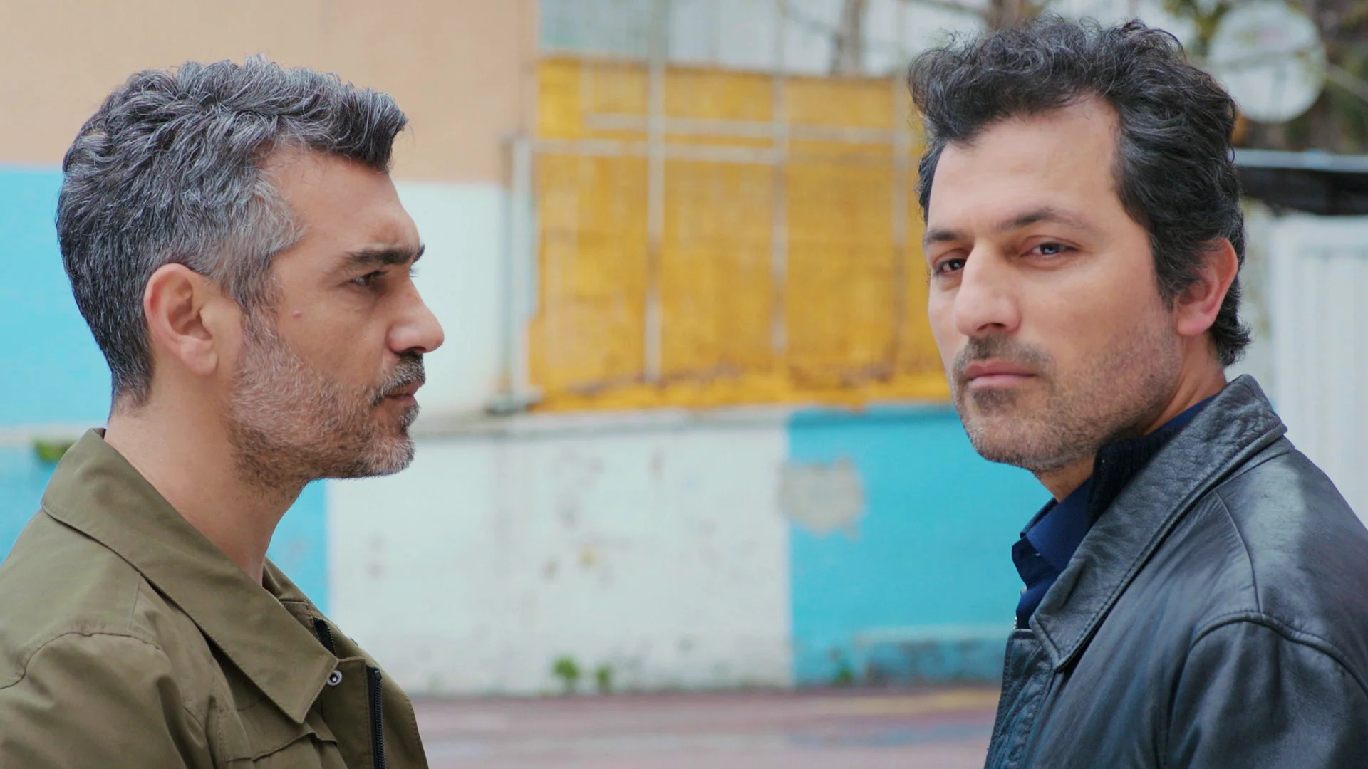 Arif y Sarp se enfrentan al ir a buscar a Nisan y a Doruk al colegio