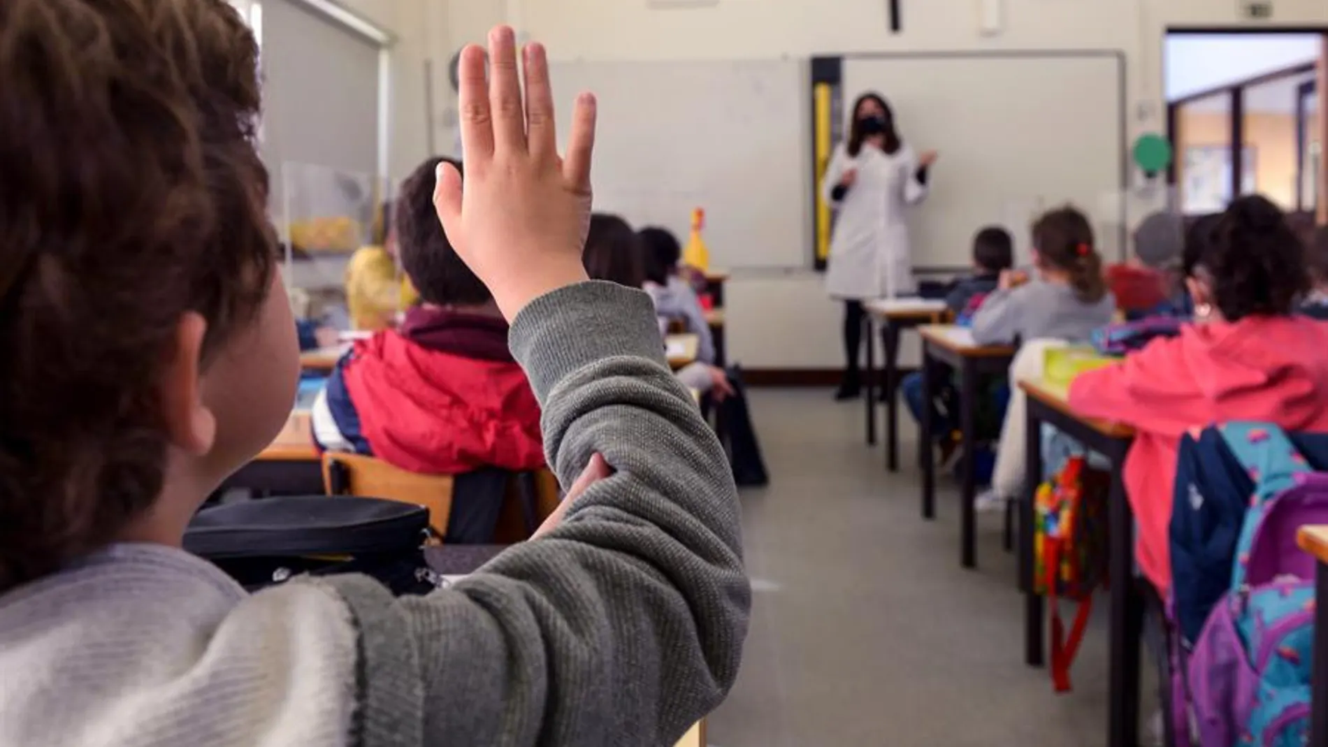 Galicia registra más de 1.300 positivos por coronavirus en los colegios