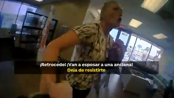 Mujer se resiste a ser detenida por no usar mascarilla