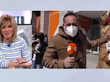 Un 'dinosaurio' se cuela en la sede de Ciudadanos Un 'dinosaurio' se cuela en la sede de Ciudadanos