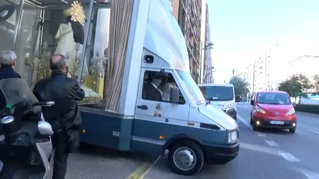 La Virgen de los Desamparados, en procesi&oacute;n por las calles de Valencia en su 'marem&oacute;vil'