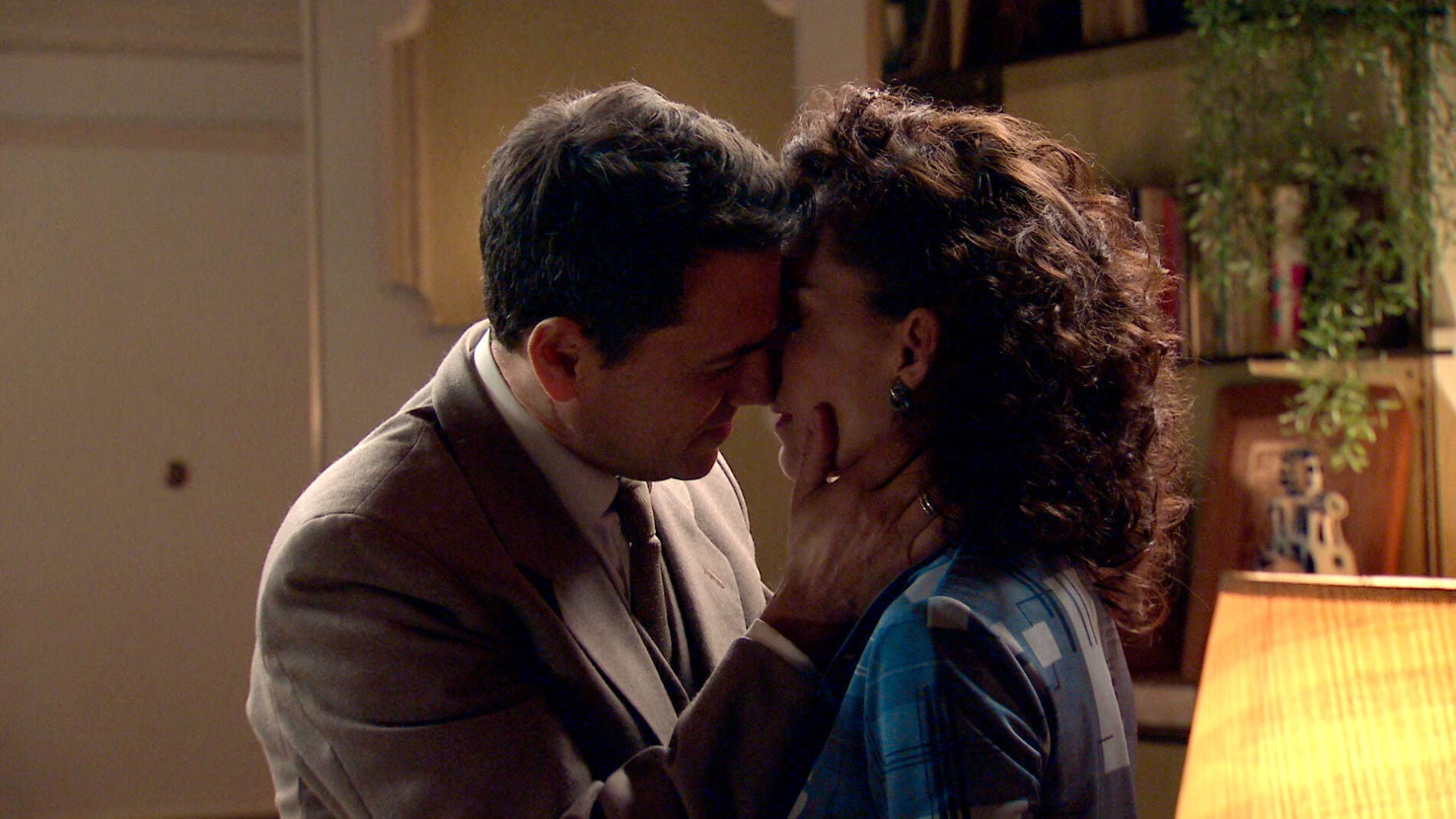 Abel se lanza a besar a Estefanía: “No somos compañeros” 