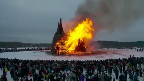 Queman un castillo de heno en Rusia para despedir la pandemia del coronavirus Queman un castillo de heno en Rusia para despedir la pandemia del coronavirus