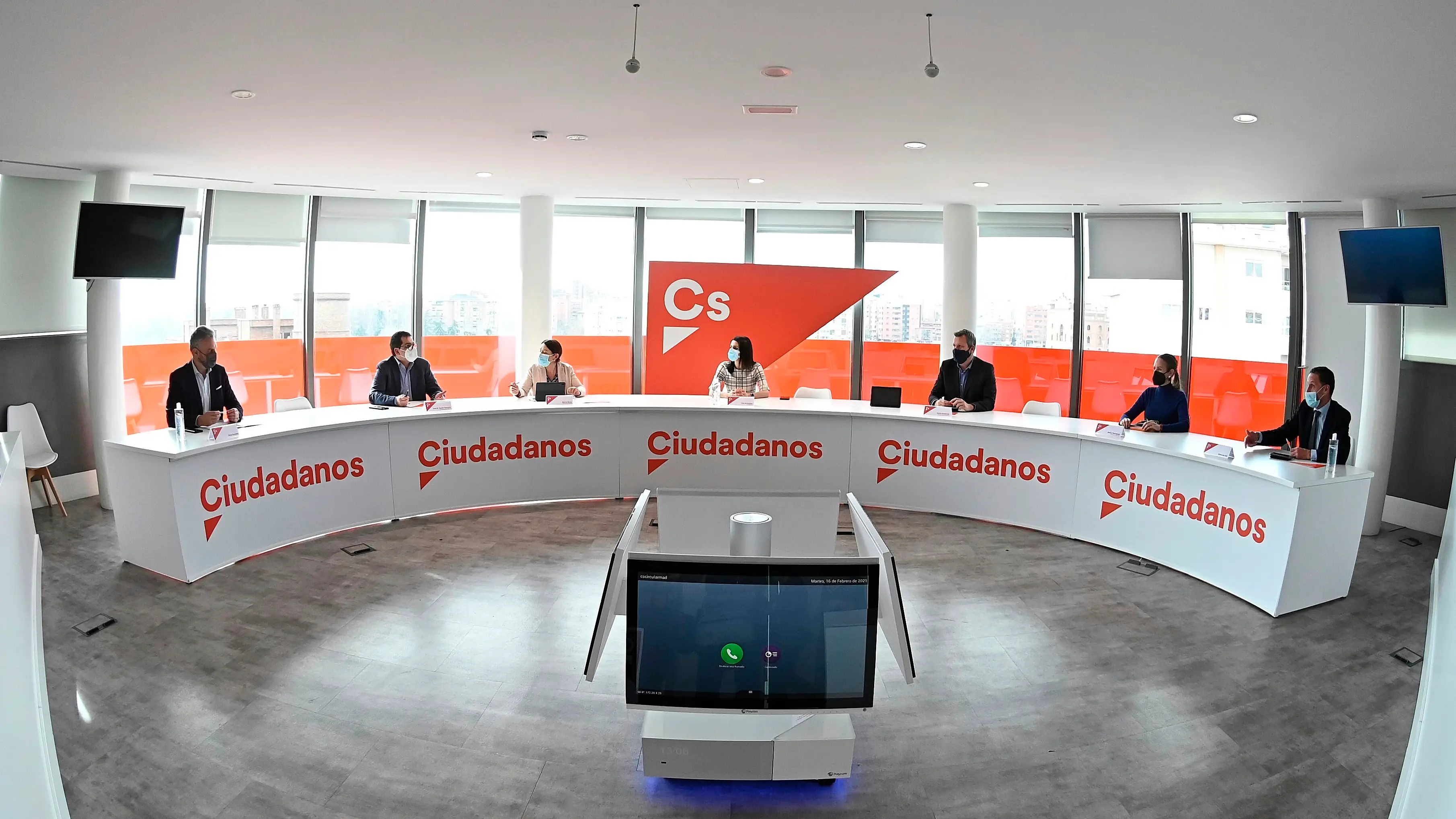 La líder de Ciudadanos, Inés Arrimadas, asiste a una reunión de la Comisión Permanente del partido en Madrid. La líder de Ciudadanos, Inés Arrimadas (c), asiste a una reunión de la Comisión Permanente del partido en Madrid.