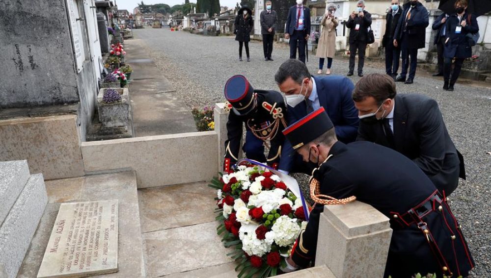 El presidente del Gobierno español, Pedro Sánchez (c-i) y el presidente francés, Emmanuel Macron (c-d), en una ofrenda floral en la tumba del expresidente de la República Manuel Azaña