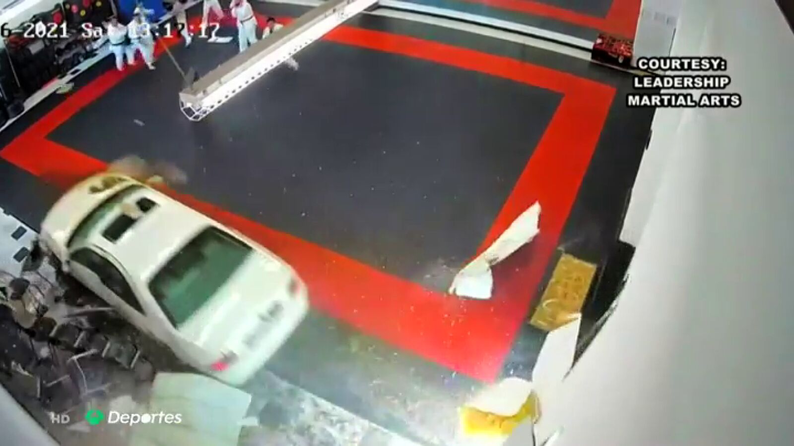 El impactante momento en que un coche se estrella contra un gimnasio en el que varios niños practicaban kárate