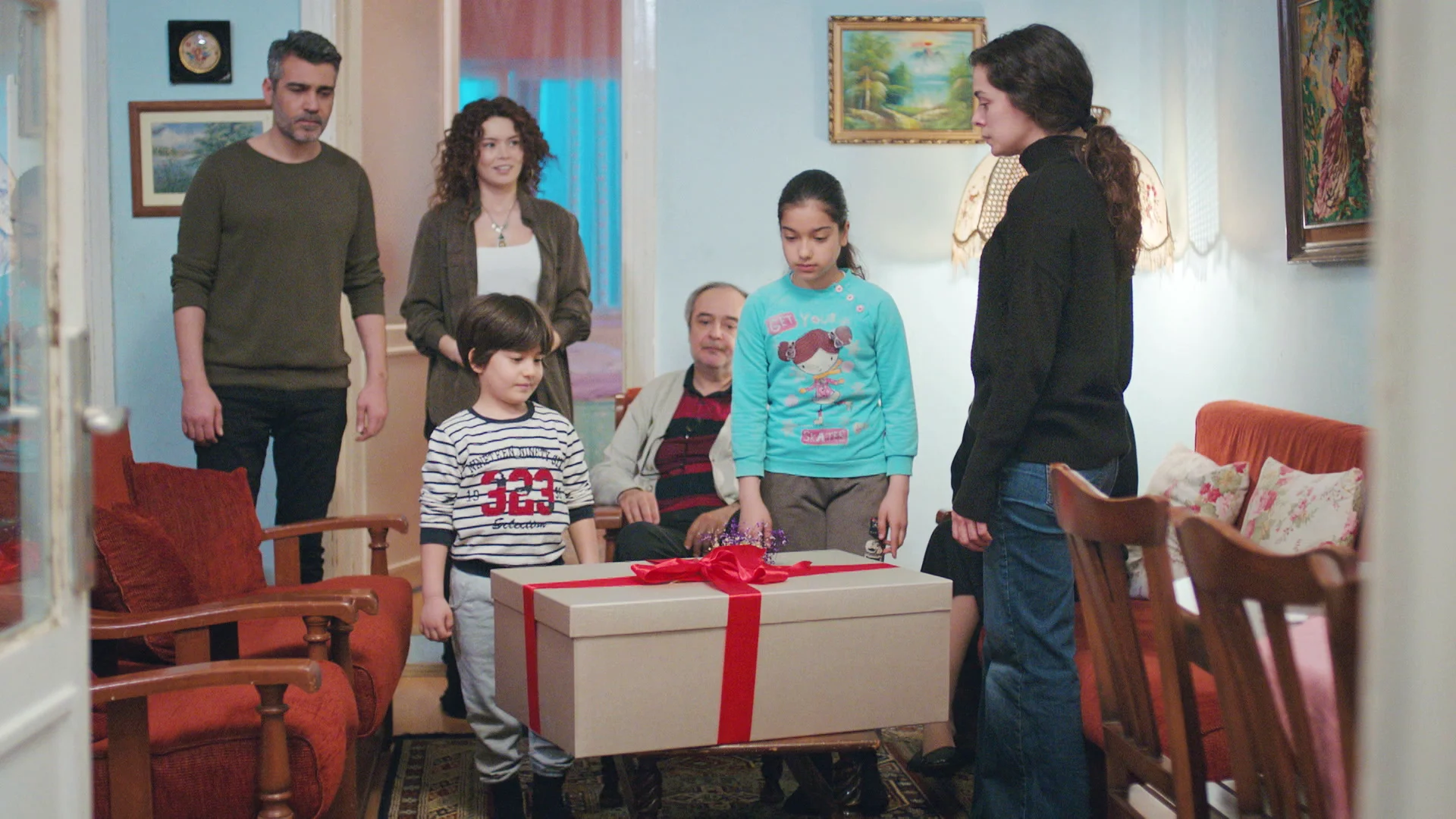 Bahar, desconcertada al abrir al fin el regalo de Nezir