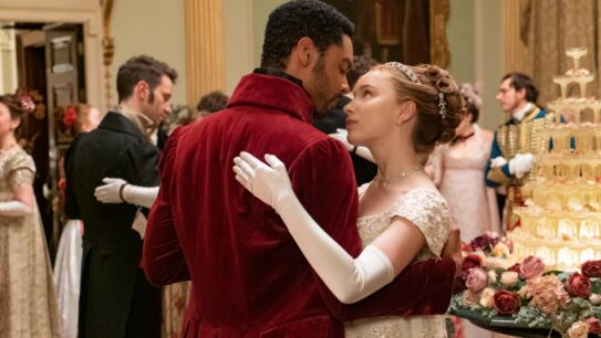 Phoebe Dynevor y Reg&eacute;-Jean Page como Daphne y Simon Basset en Los Bridgerton