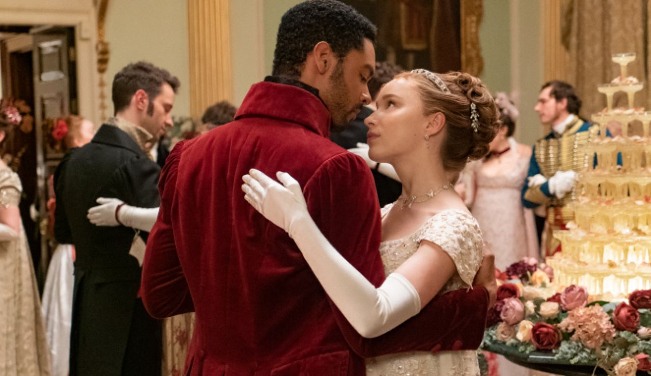 Phoebe Dynevor y Reg&eacute;-Jean Page como Daphne y Simon Basset en Los Bridgerton