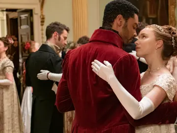 Phoebe Dynevor y Regé-Jean Page como Daphne y Simon Basset en Los Bridgerton Phoebe Dynevor y Regé-Jean Page como Daphne y Simon Basset en Los Bridgerton