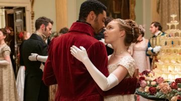 Phoebe Dynevor y Reg&eacute;-Jean Page como Daphne y Simon Basset en Los Bridgerton