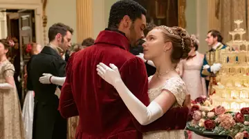 Phoebe Dynevor y Regé-Jean Page como Daphne y Simon Basset en Los Bridgerton Phoebe Dynevor y Regé-Jean Page como Daphne y Simon Basset en Los Bridgerton